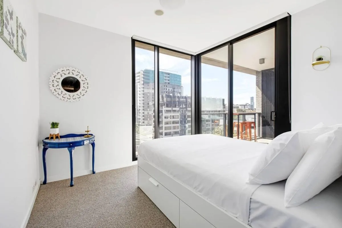 Queens Corner – Lakeside Serenity at Albert Park — 2