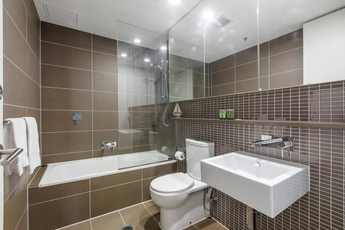 Queens Corner – Lakeside Serenity at Albert Park — 3