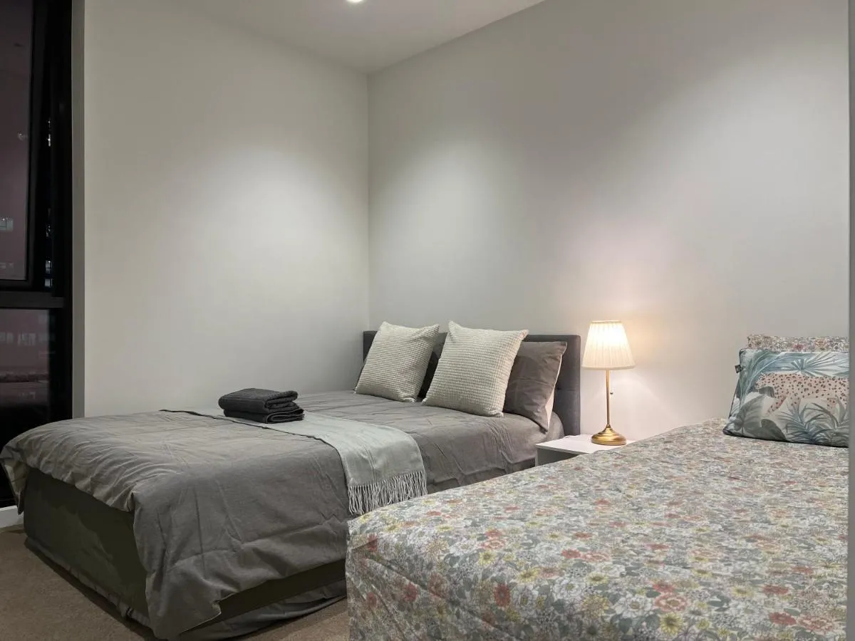 Quiet CBD 3b2b apartment + free parking — 2