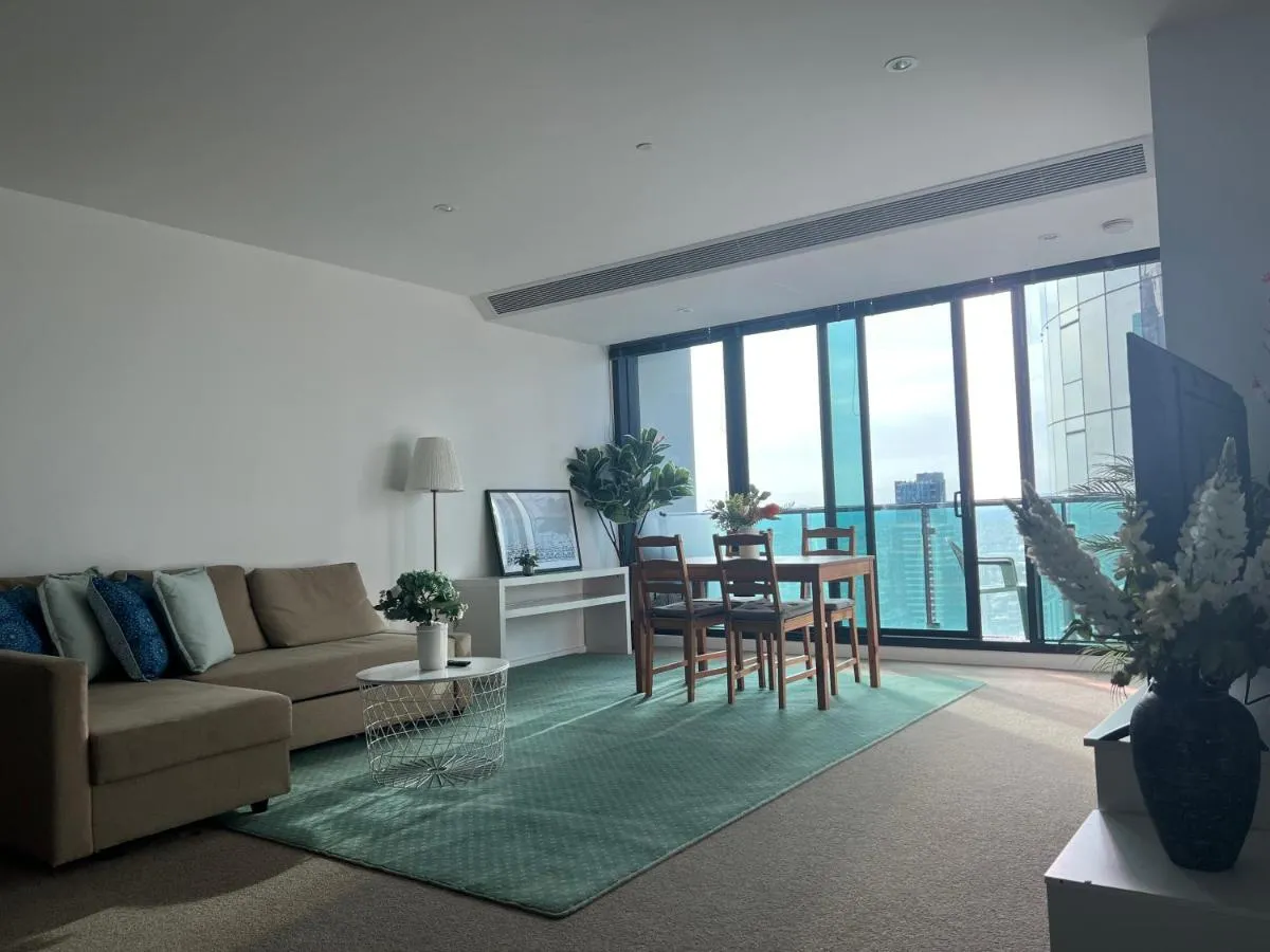 Quiet CBD 3b2b apartment + free parking — 4