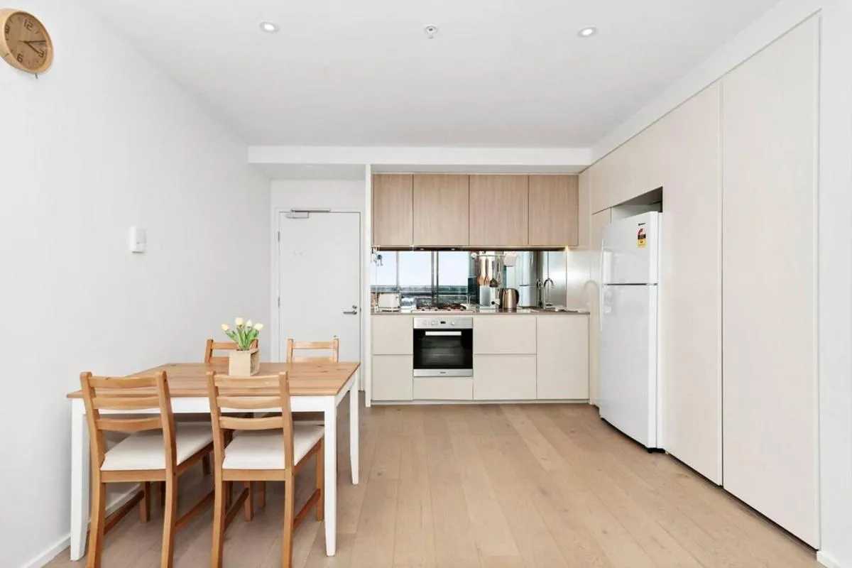 Resort-style Docklands Riverview Stay with Parking — 5