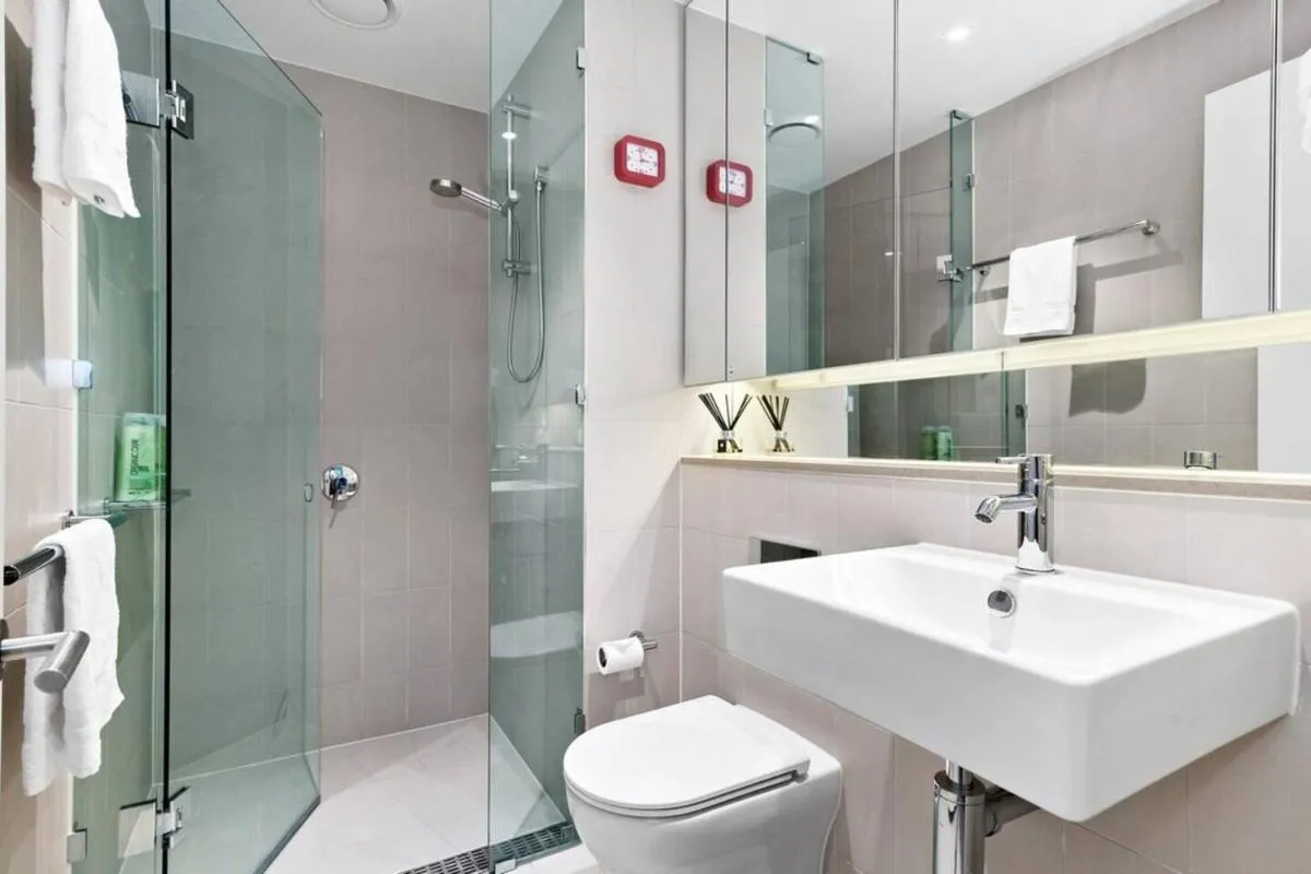 Resort-style Docklands Riverview Stay with Parking — 3