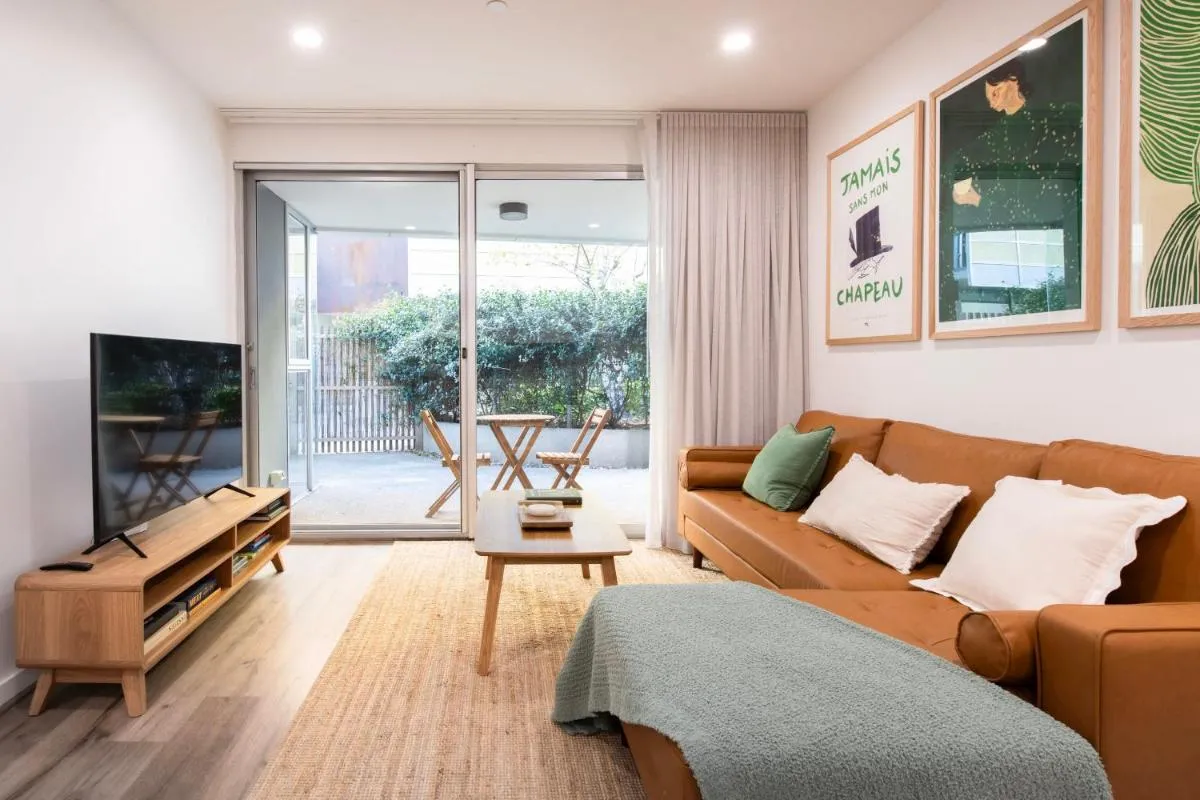 Richmond Retreat with Courtyard & Parking — 5