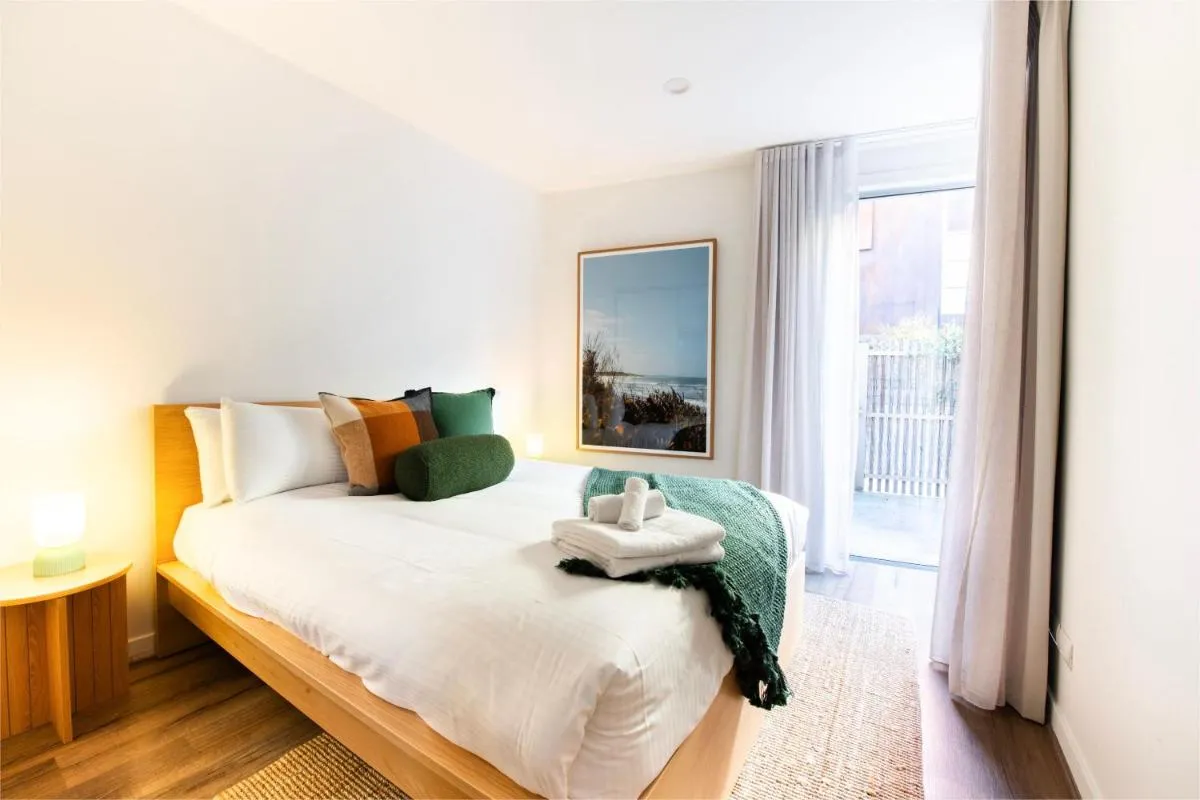 Richmond Retreat with Courtyard & Parking — 2