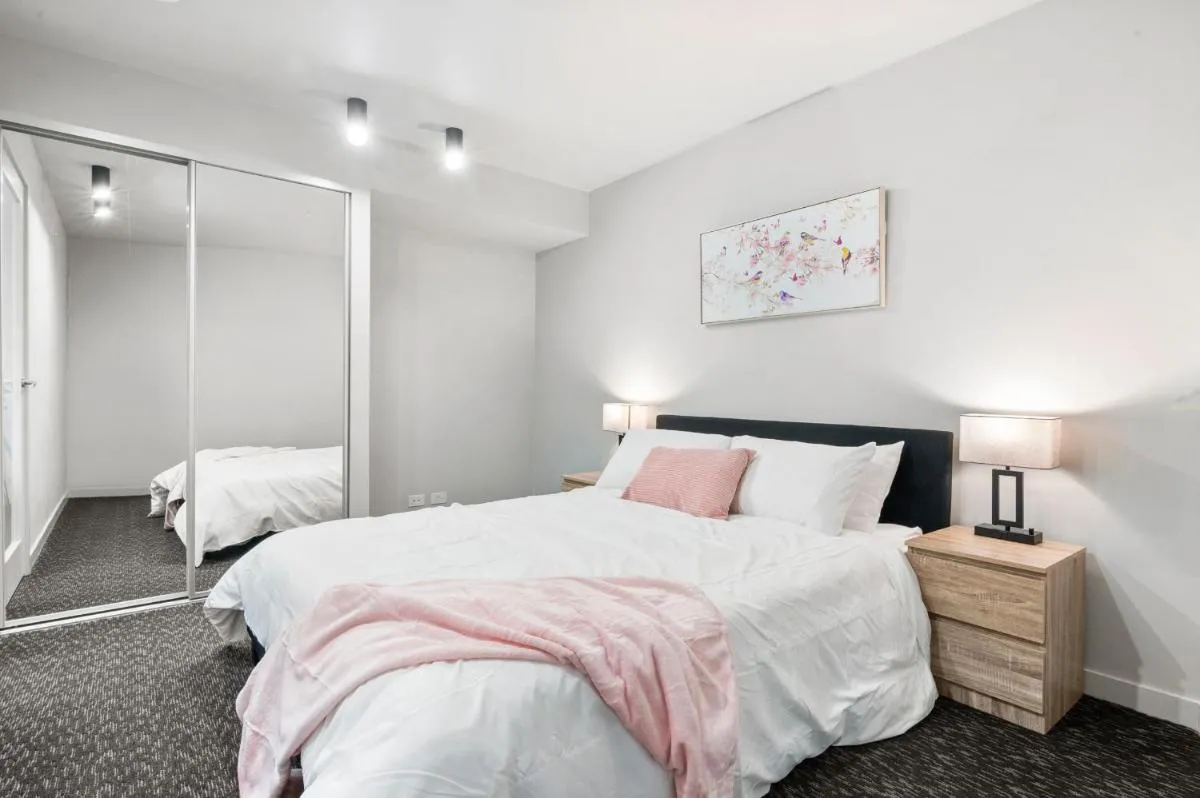 Rooftop Pool 2BR Apt at Marvel Stadium with Free Parking — 2