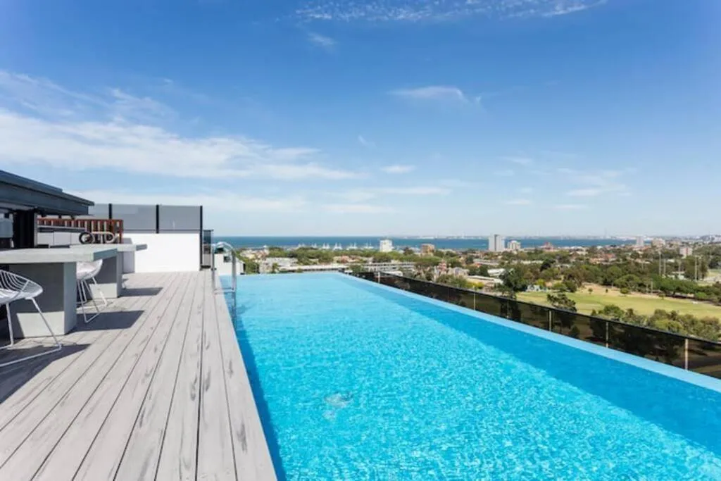 Rooftop infinity pool – St Kilda luxury