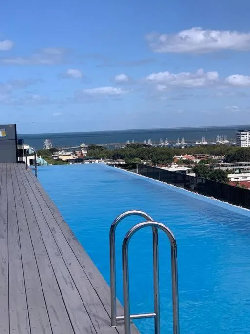 Rooftop infinity pool – St Kilda luxury — 4