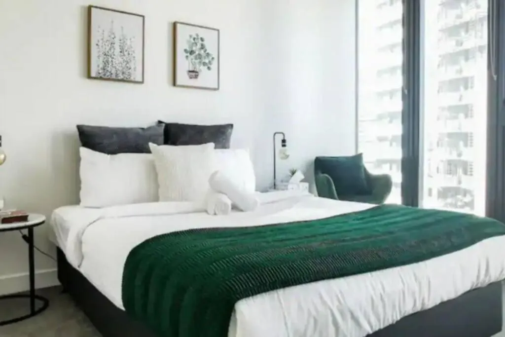 SH1102-1 BR Apt conveniently located near Crown