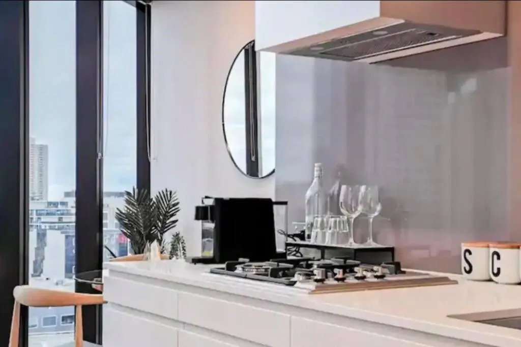 SH1102-1 BR Apt conveniently located near Crown — 3