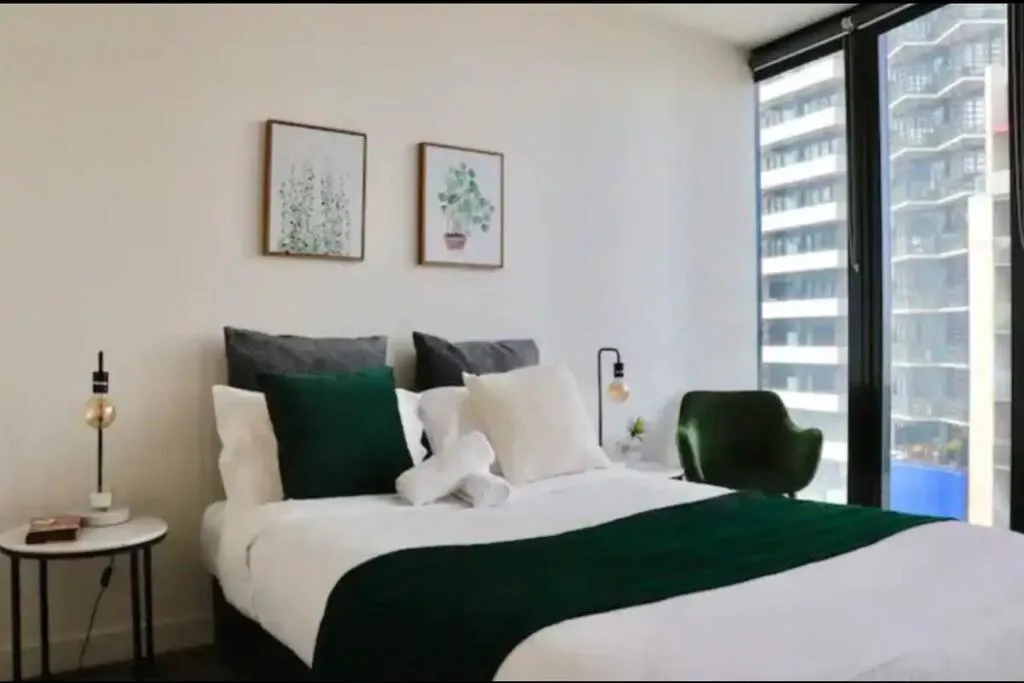 SH1102-1 BR Apt conveniently located near Crown — 2