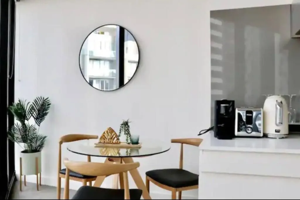 SH1102-1 BR Apt conveniently located near Crown — 5