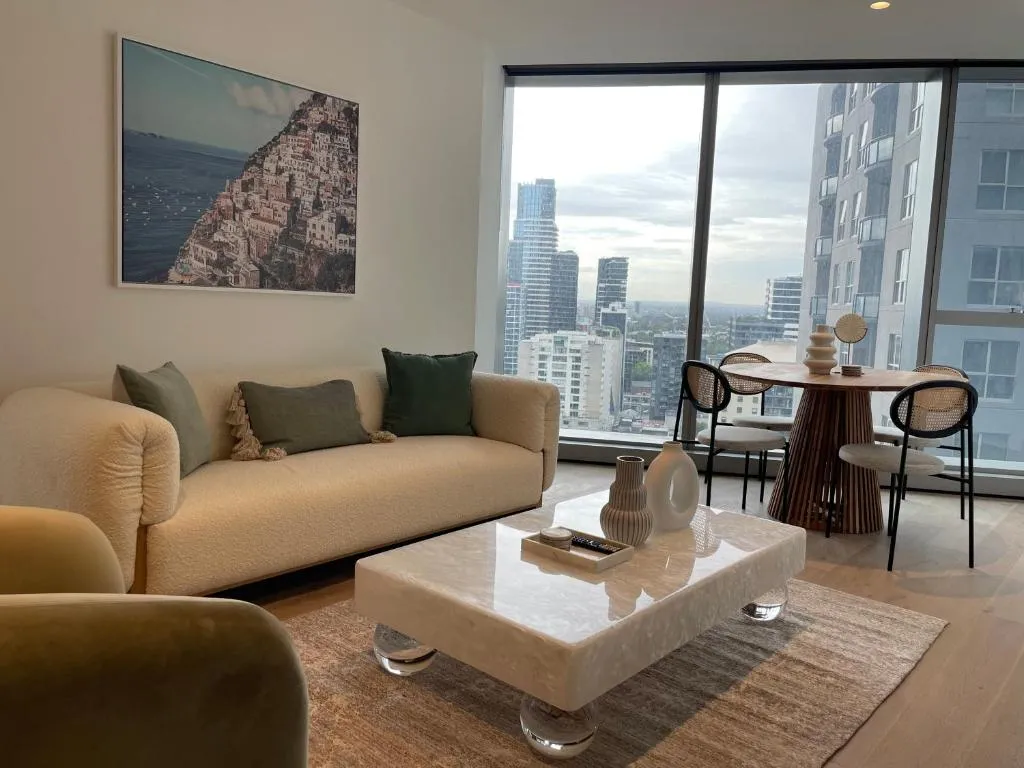 Serenity Stayz – 3 Bedroom Apartment in Melbourne CBD