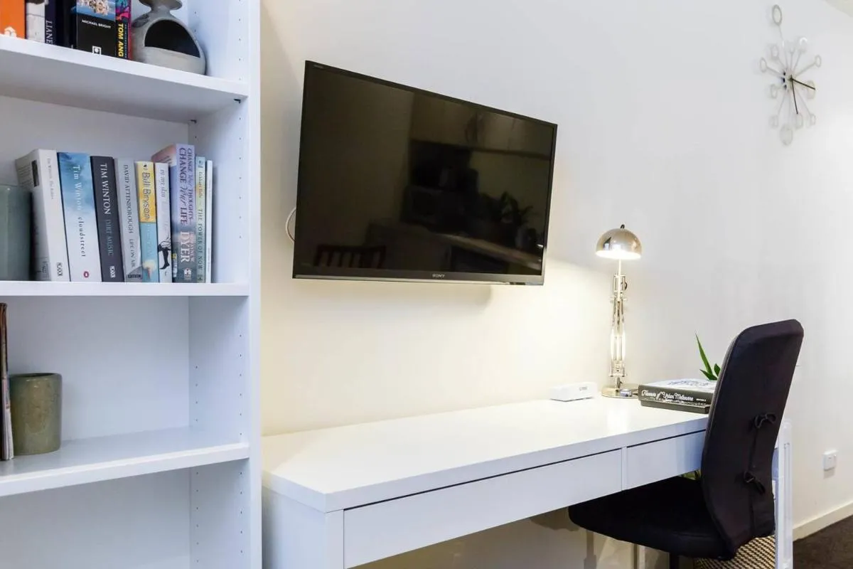 Simple on Swanston – A Central Student Accom Studio — 2