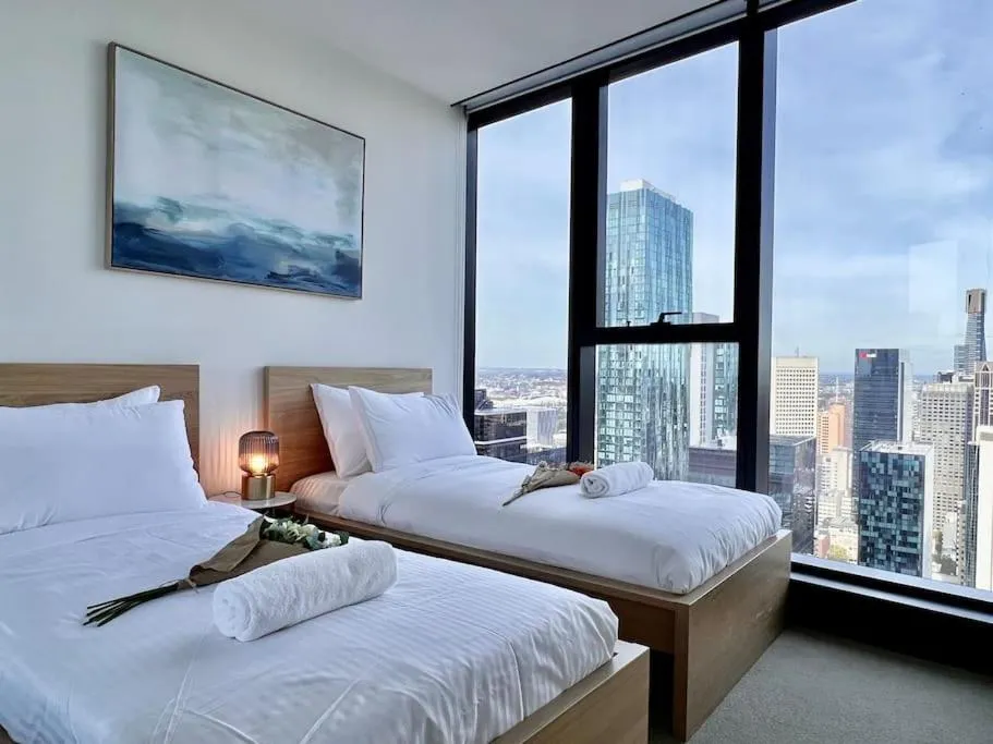 Sky High 2 Bedrooms Apt (1 Queen + 2 Singles) — 2