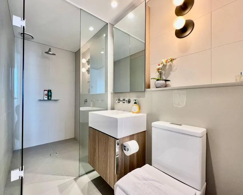 Sky High 2 Bedrooms Apt (1 Queen + 2 Singles) — 3