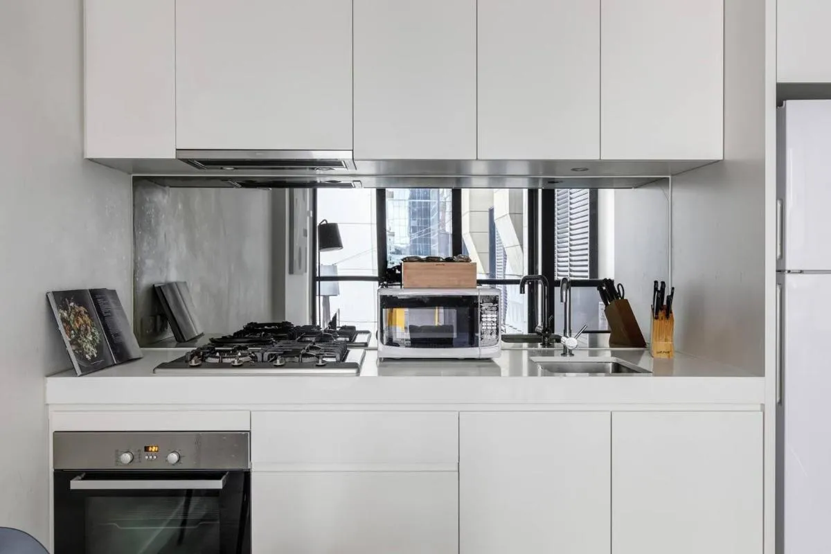 Sleek Urban Haven with Parking and Rooftop Terrace — 4