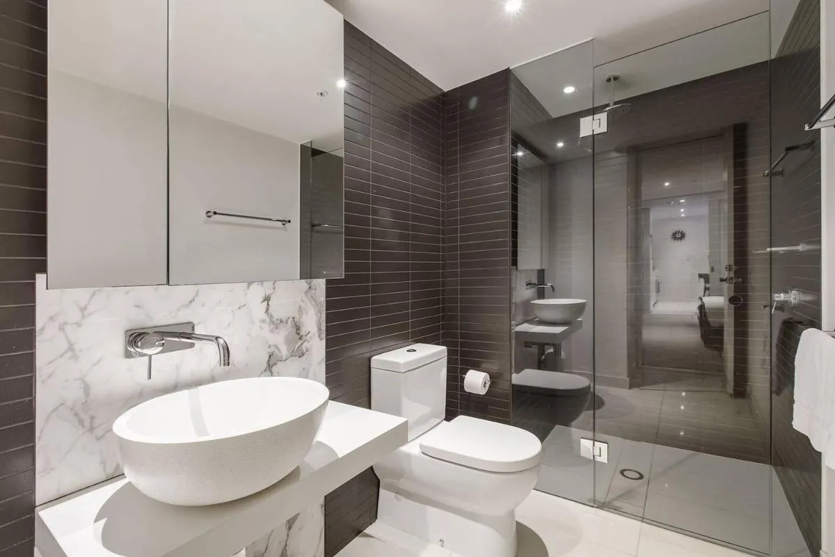 Sleek Urban Haven with Parking and Rooftop Terrace — 3