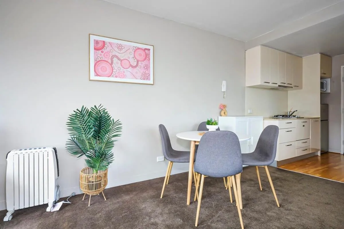 Sleek and Stylish Studio Apartment on Spencer — 4