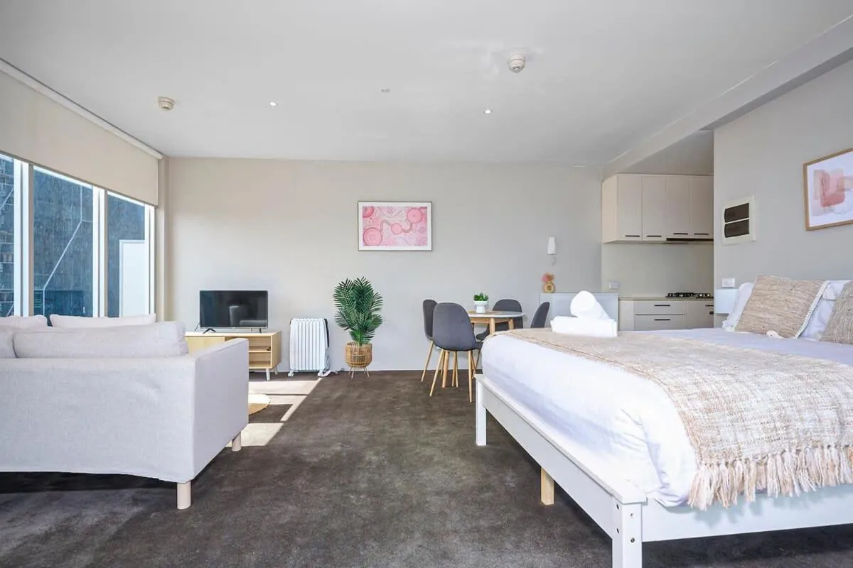 Sleek and Stylish Studio Apartment on Spencer — 5