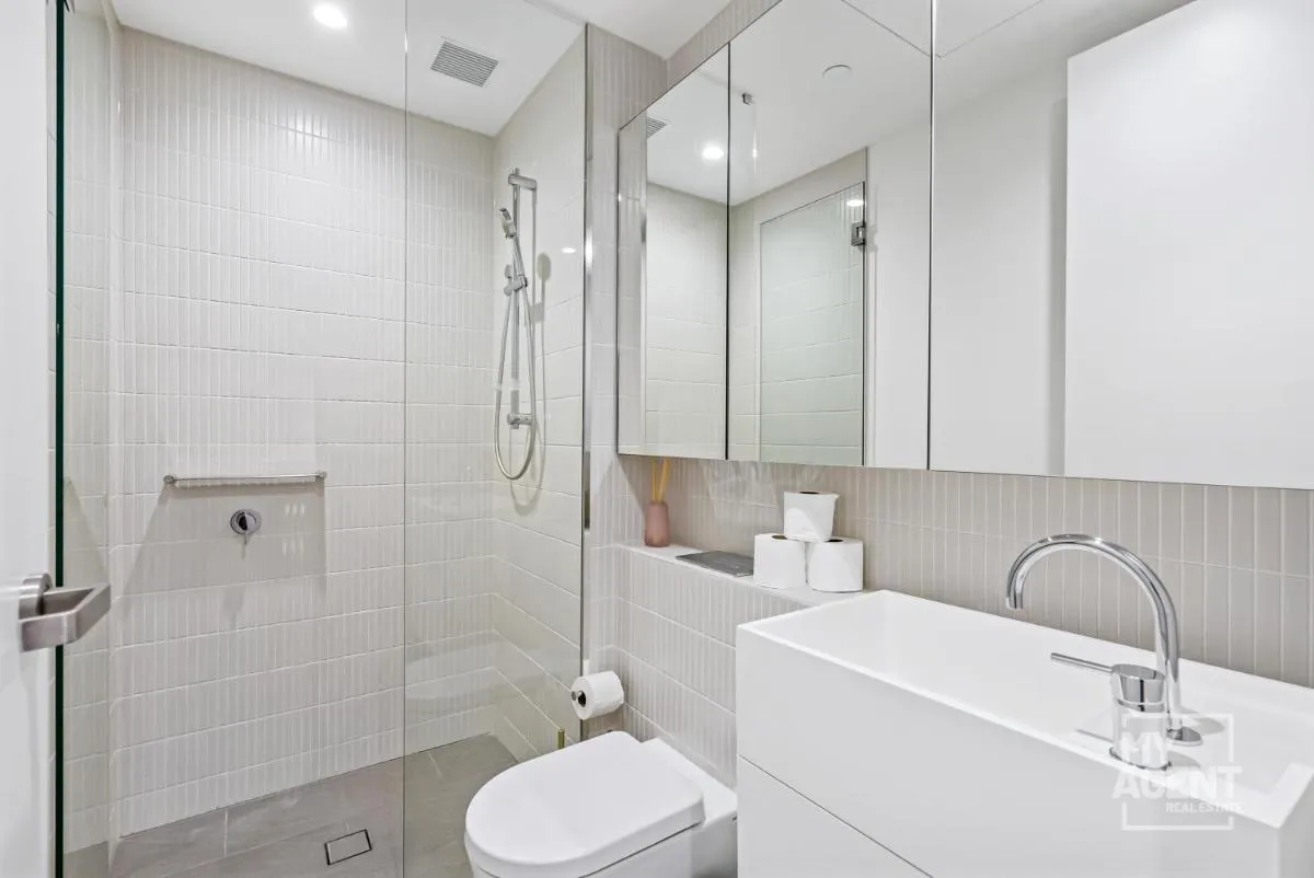 Sleep in the Clouds Level 30 Aus 108 – sleeps 6 — 3