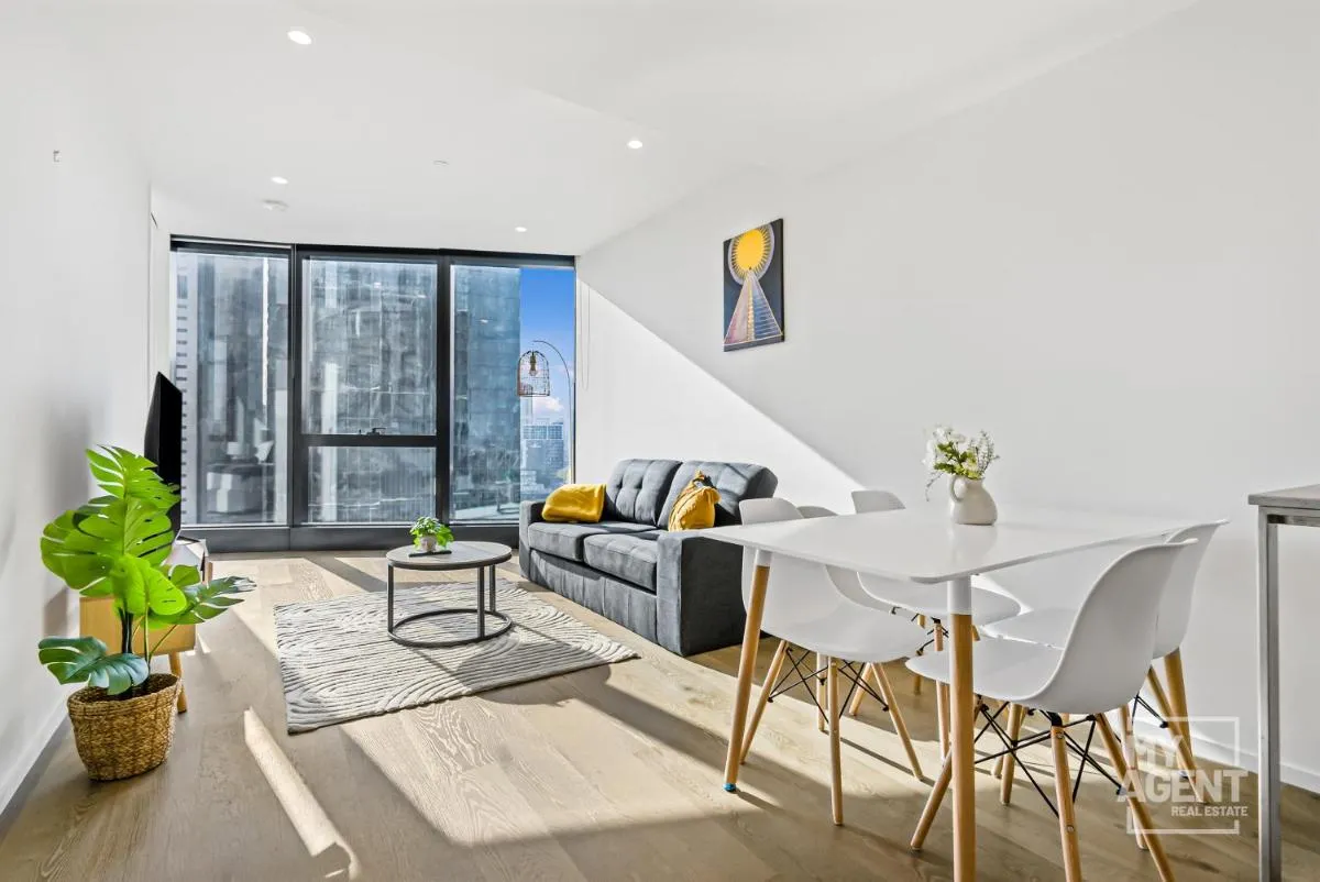 Sleep in the Clouds Level 30 Aus 108 – sleeps 6 — 4