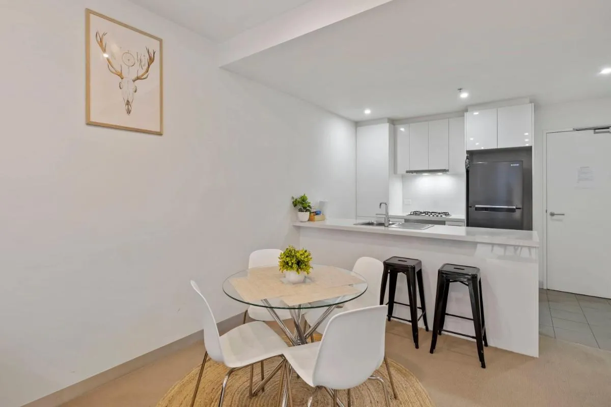 Southbank Apartment with Skyline View: 5-Min Walk to CROWN Casino — 5