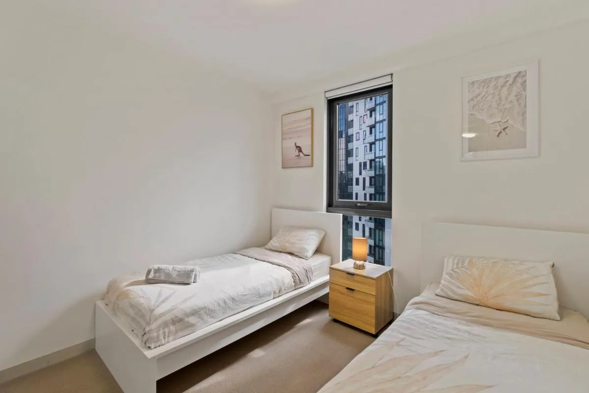 Southbank Apartment with Skyline View: 5-Min Walk to CROWN Casino — 2