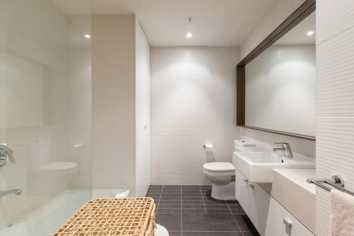 Southbank Splendour – A Sky High Stay with Parking — 3