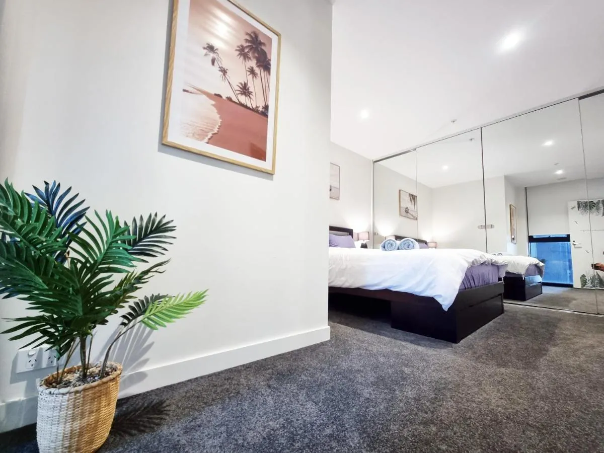 Southbank modern apartment — 2