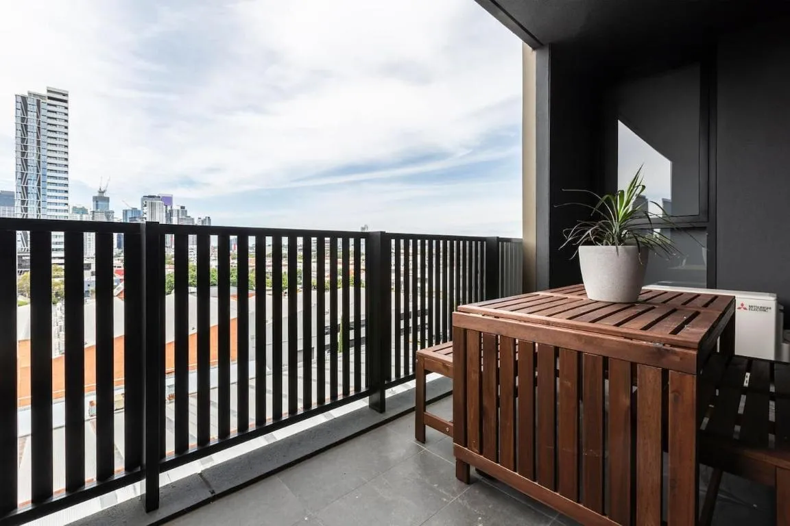Southside Contemporary – Balcony Stay with City Views