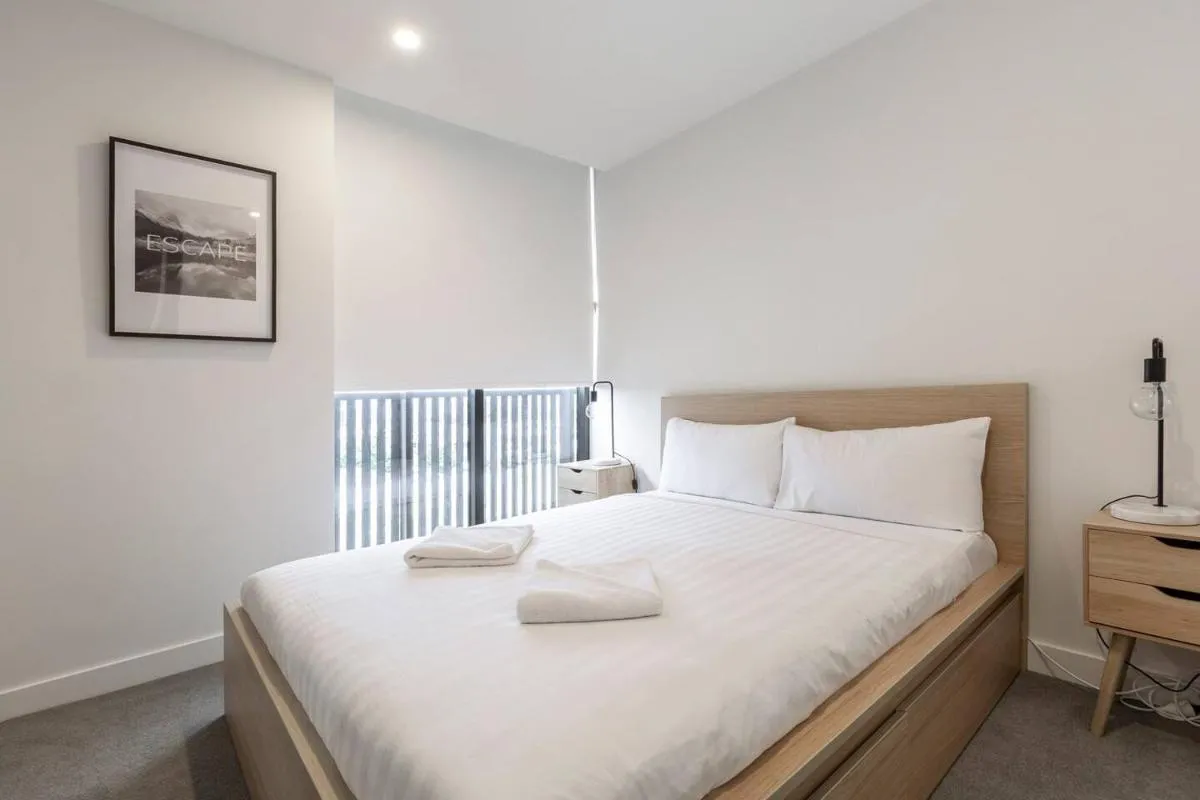 Southside Contemporary – Balcony Stay with City Views — 2