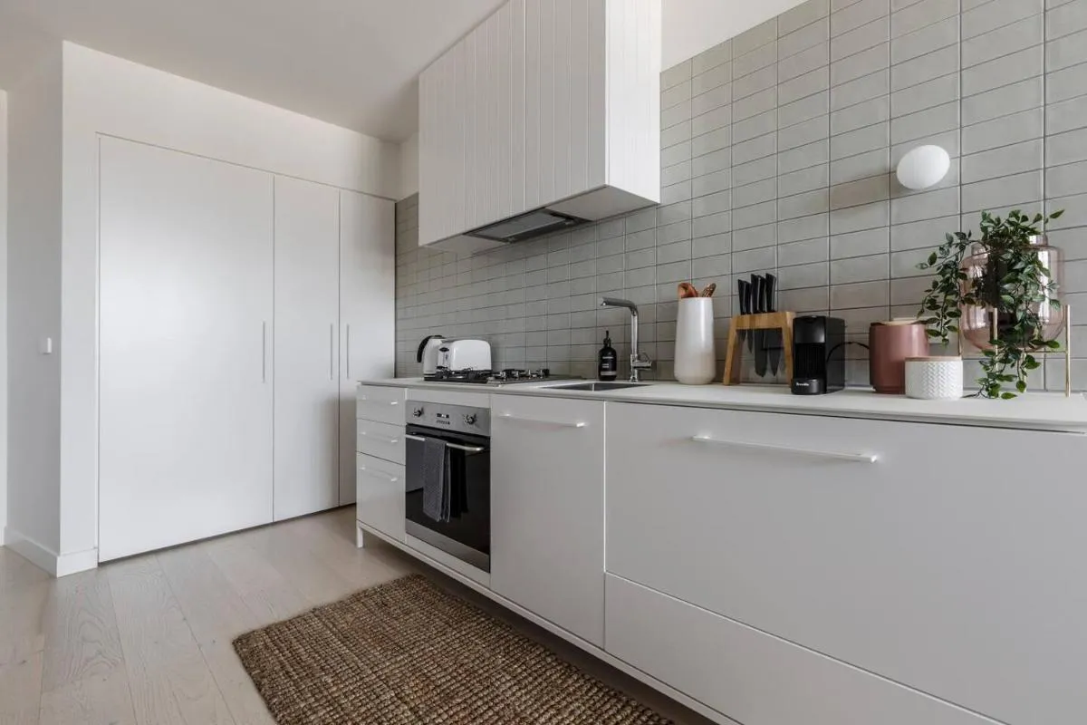 Southside Contemporary – Balcony Stay with City Views — 4