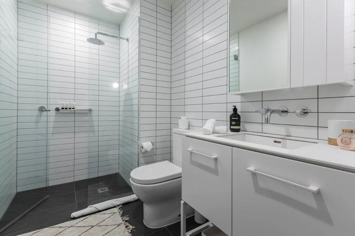 Southside Contemporary – Balcony Stay with City Views — 3