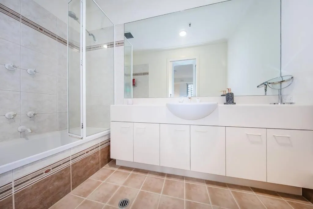 Spacious 1 bedroom apartment close to Crown — 3