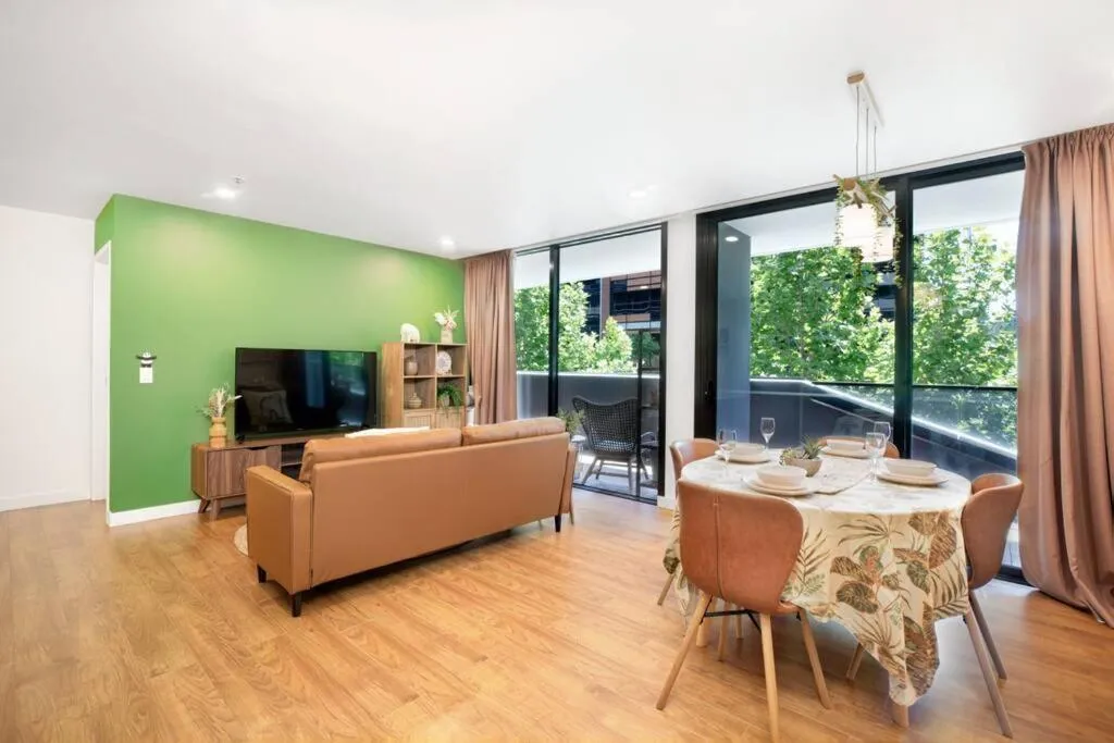 Spacious 2-bed apt in Docklands Balcony & Free Parking