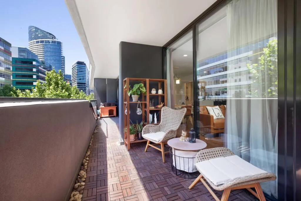 Spacious 2-bed apt in Docklands Balcony & Free Parking — 5