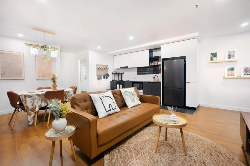 Spacious 2-bed apt in Docklands Balcony & Free Parking — 4