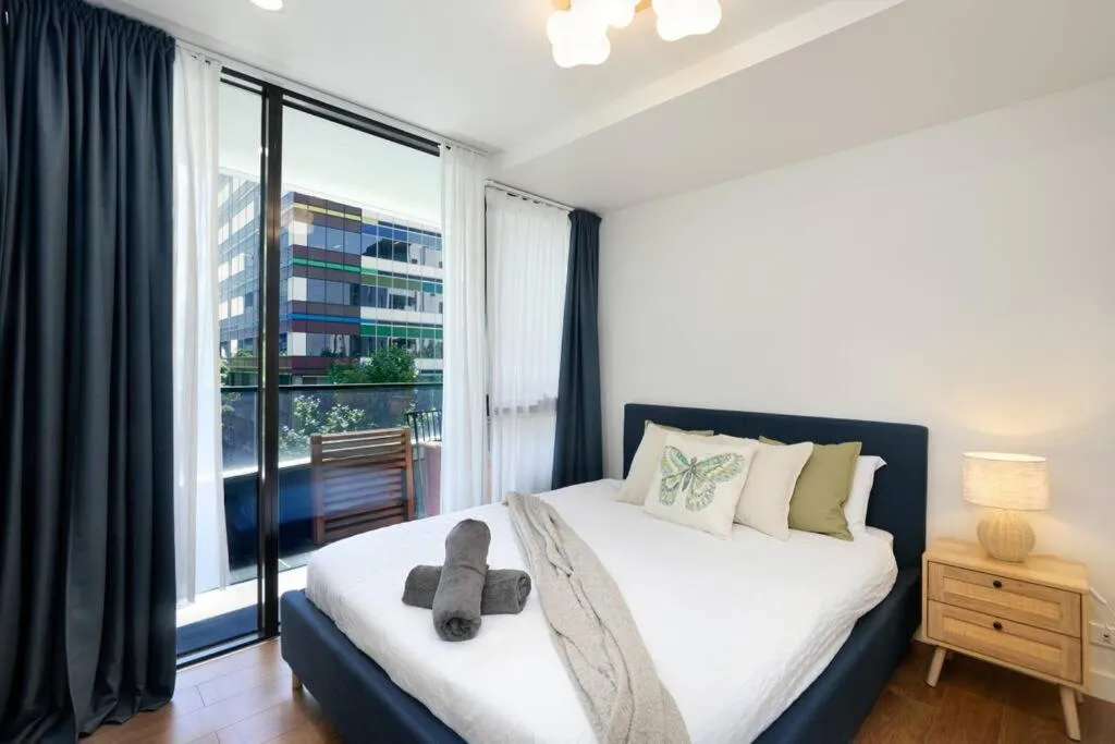 Spacious 2-bed apt in Docklands Balcony & Free Parking — 2
