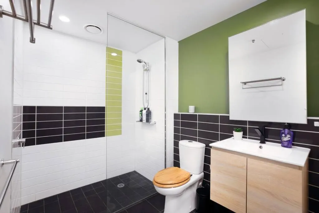 Spacious 2-bed apt in Docklands Balcony & Free Parking — 3