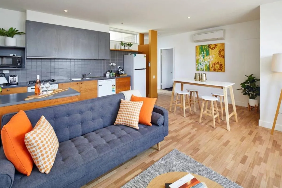 Spacious Carlton 1 bedroom Apt With Secure Parking — 4