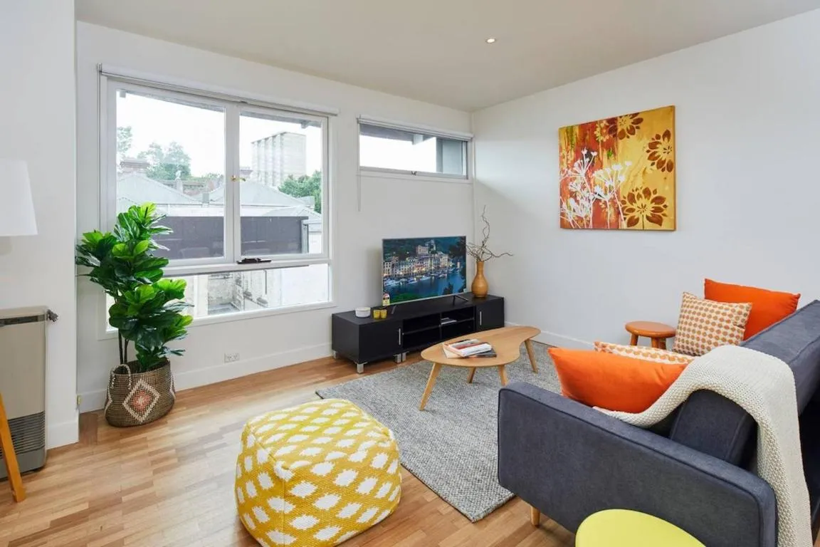 Spacious Carlton 1 bedroom Apt With Secure Parking
