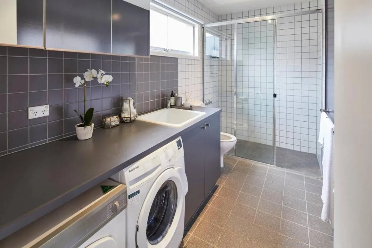 Spacious Carlton 1 bedroom Apt With Secure Parking — 3