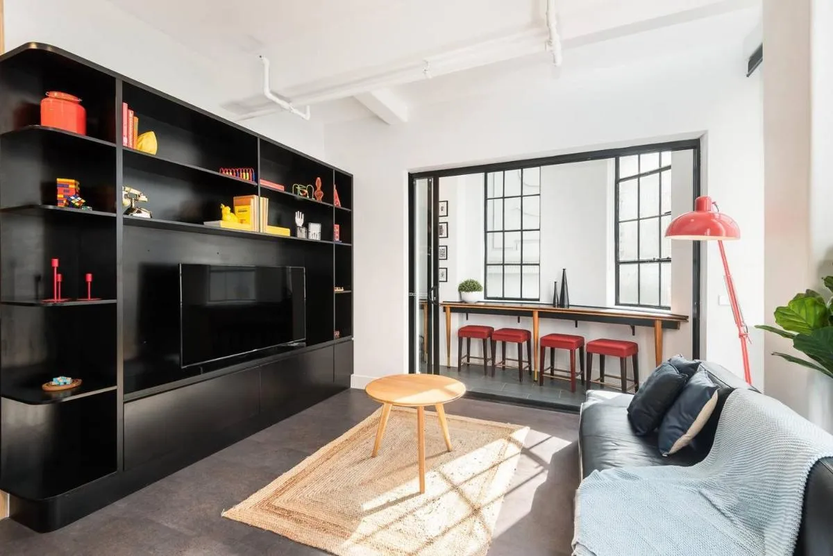 Spacious Designer Warehouse Melbourne CBD Apartment — 5
