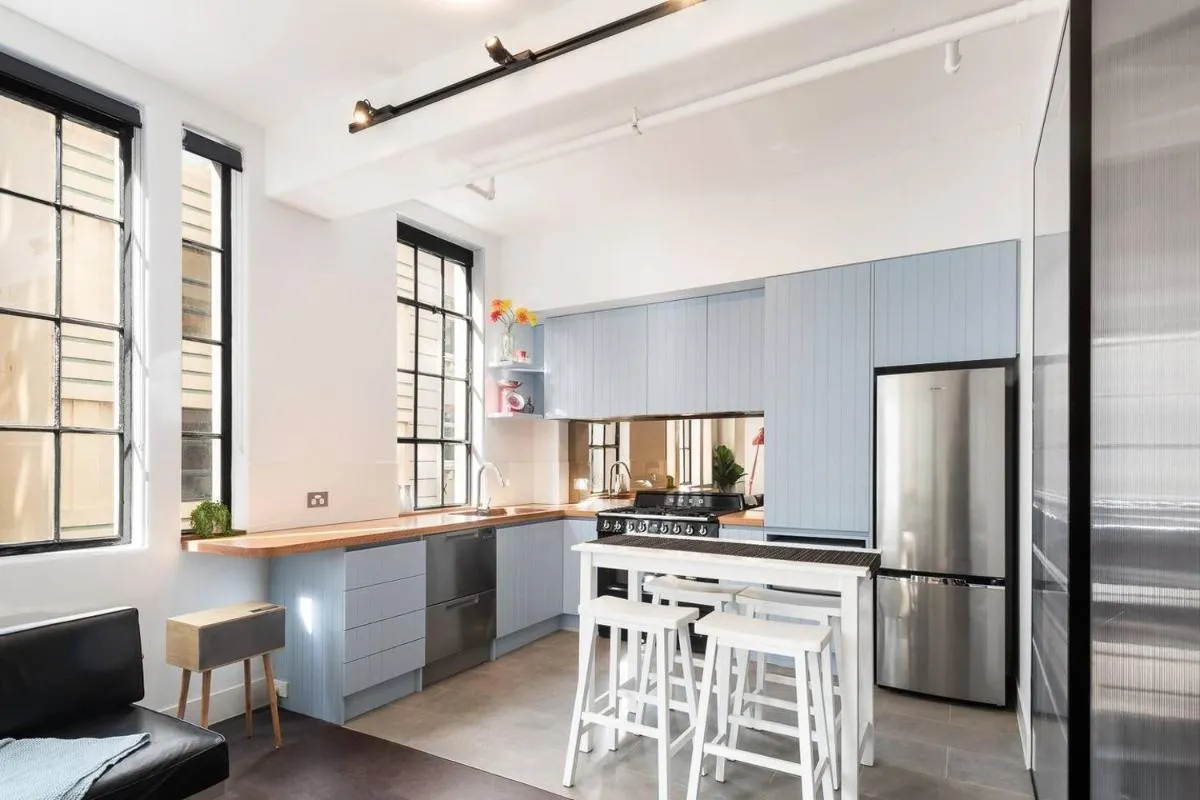 Spacious Designer Warehouse Melbourne CBD Apartment — 4