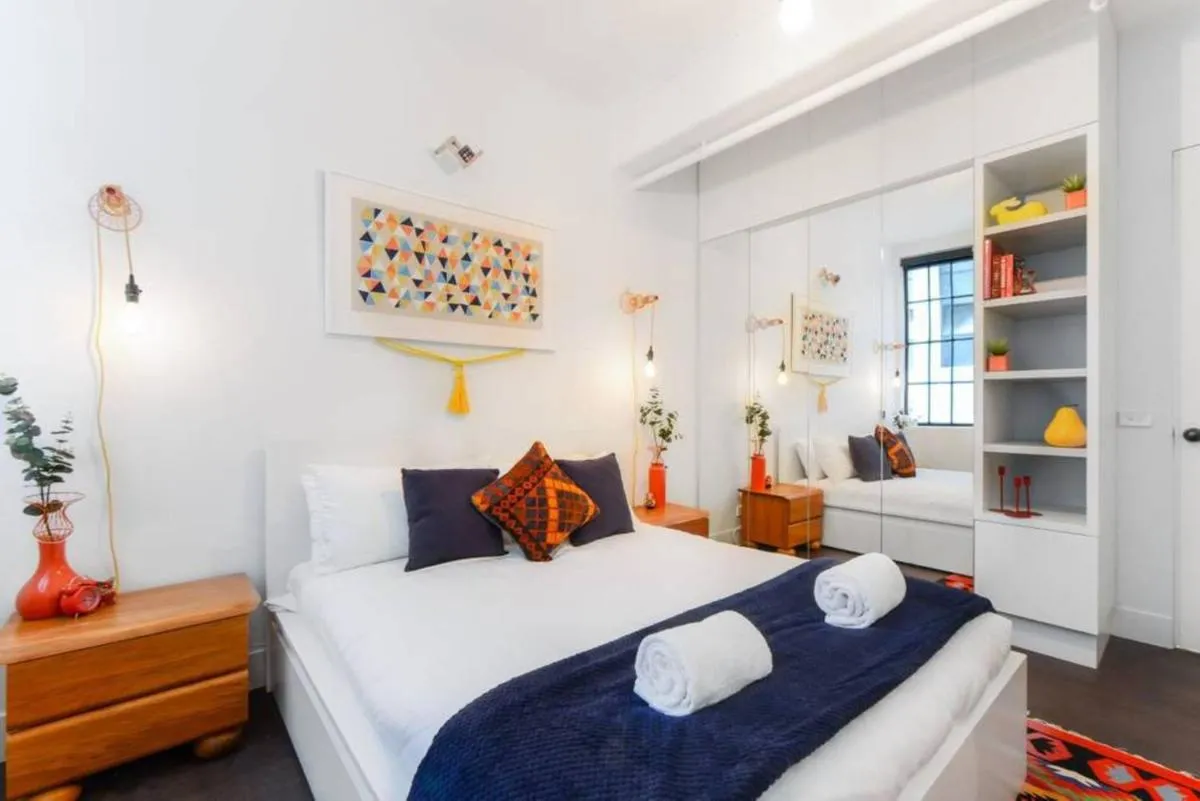 Spacious Designer Warehouse Melbourne CBD Apartment — 2