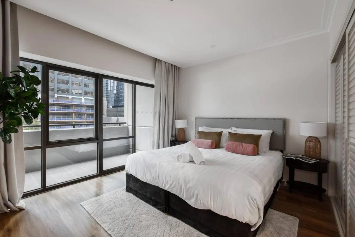 Spacious Inner-city Stay with King Bed and Balcony — 2