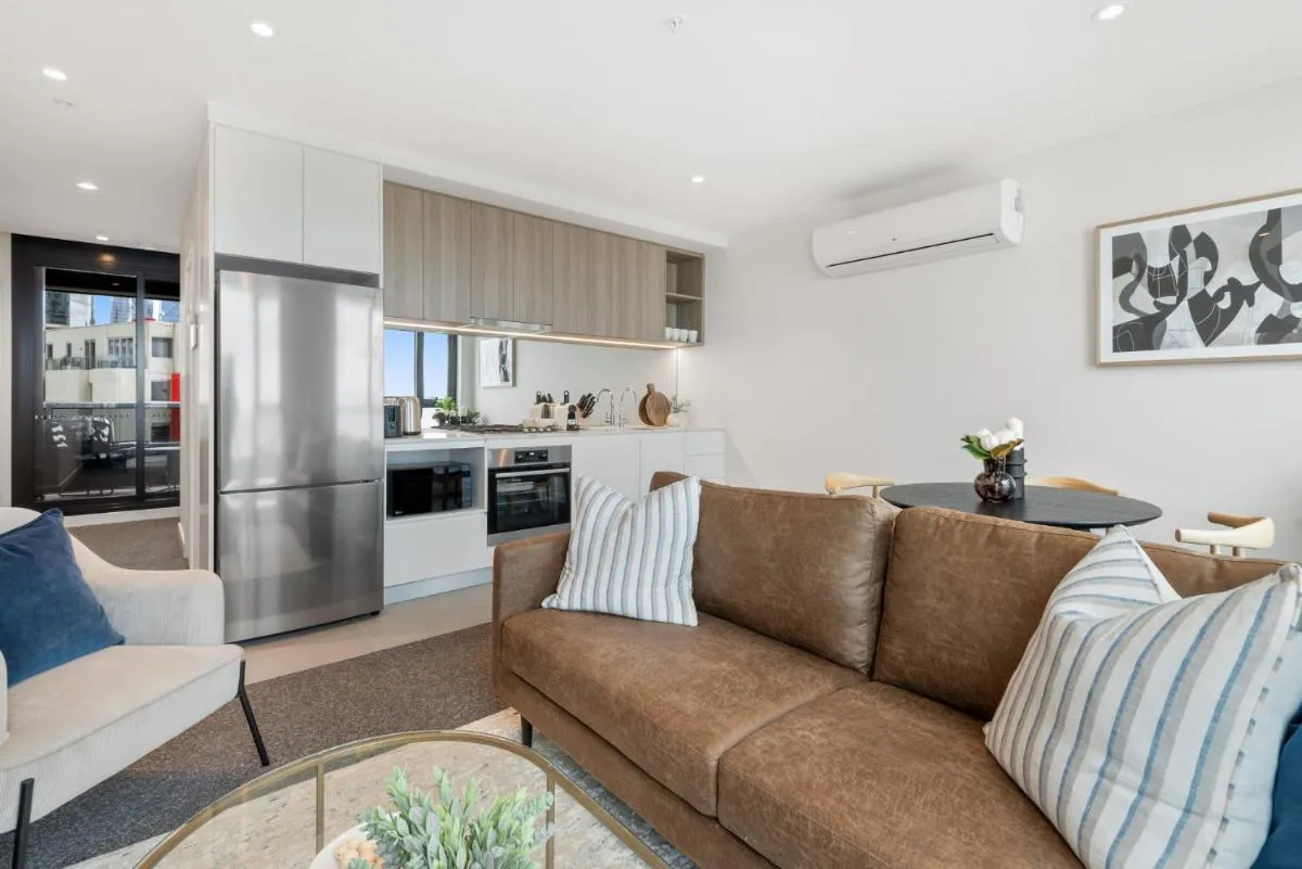 Spectacular 2-Bed with Amenities & Sky-High Views — 5