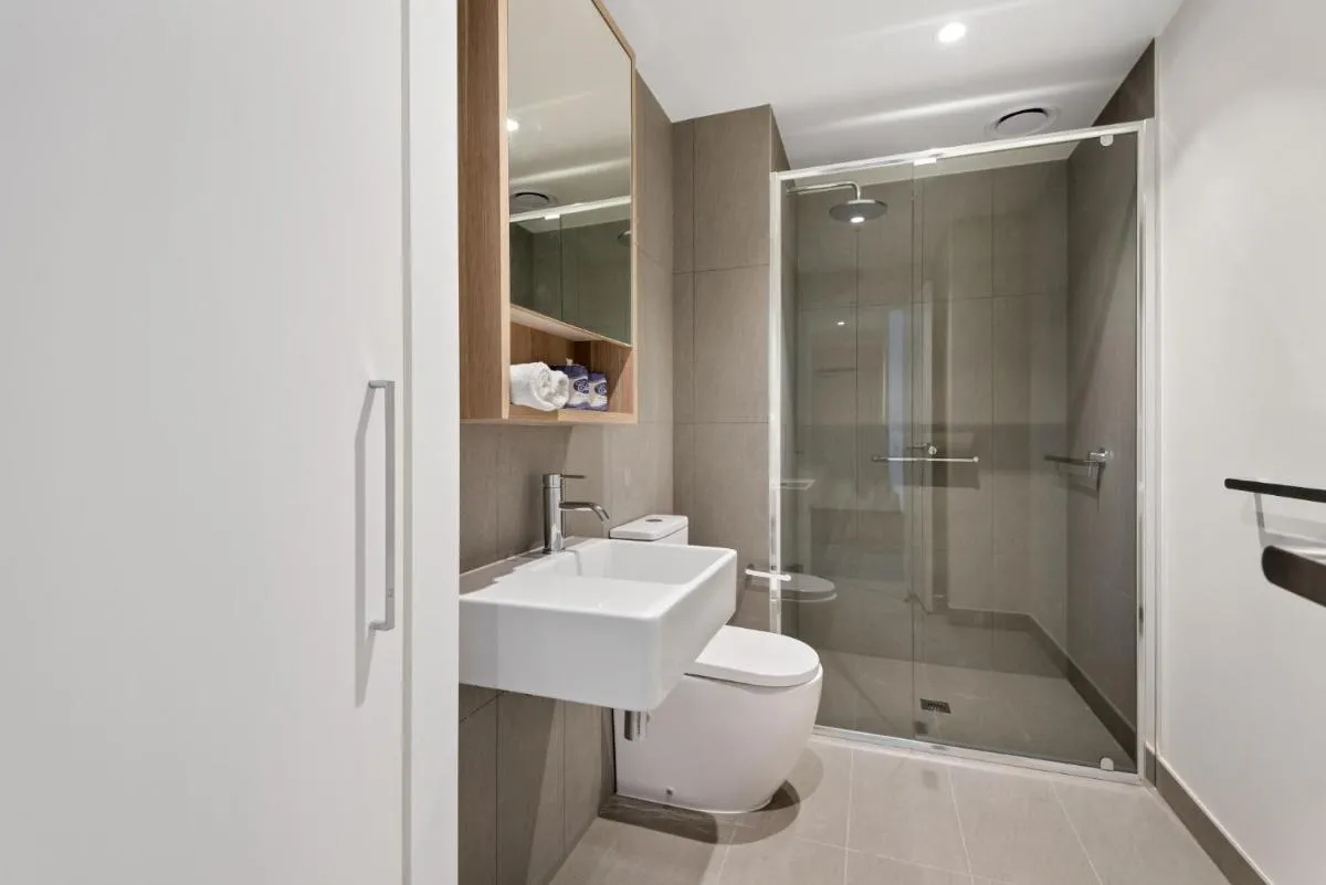 Spectacular 2-Bed with Amenities & Sky-High Views — 3