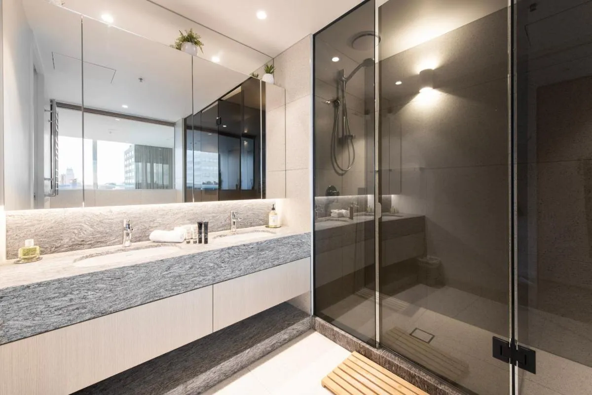 Spectacular 3-Bedroom Penthouse with Private Lift on St Kilda Rd — 3