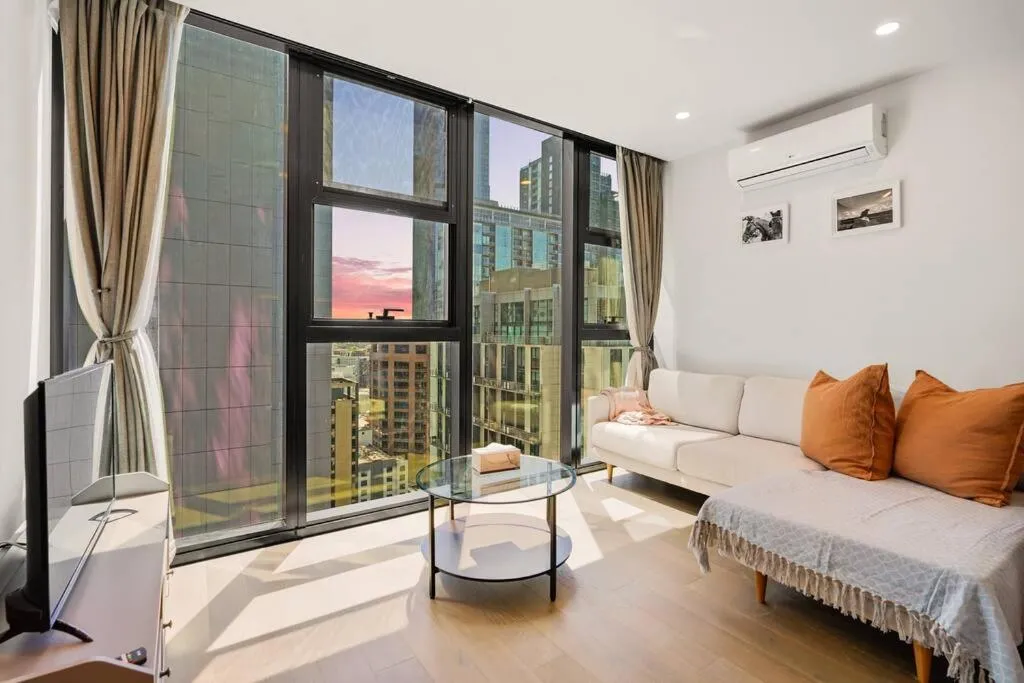 Steps To RMIT Uni & A Range Of City Life 2B2B — 2